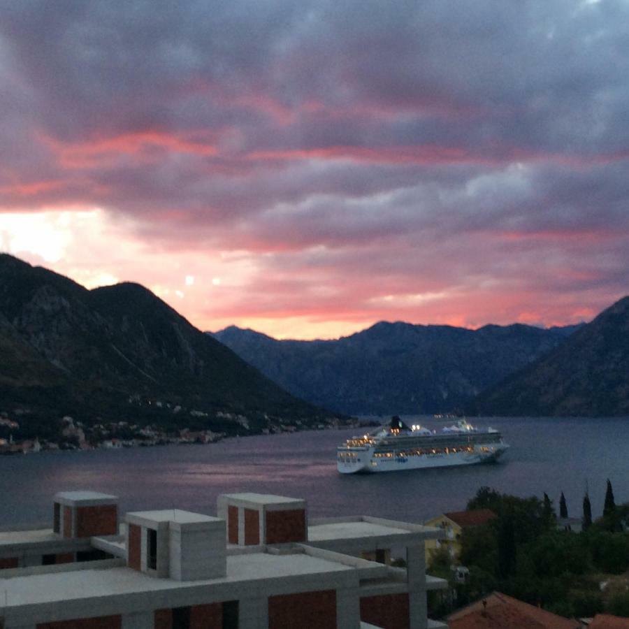 Apartment Dobrota Kotor Bagian luar foto