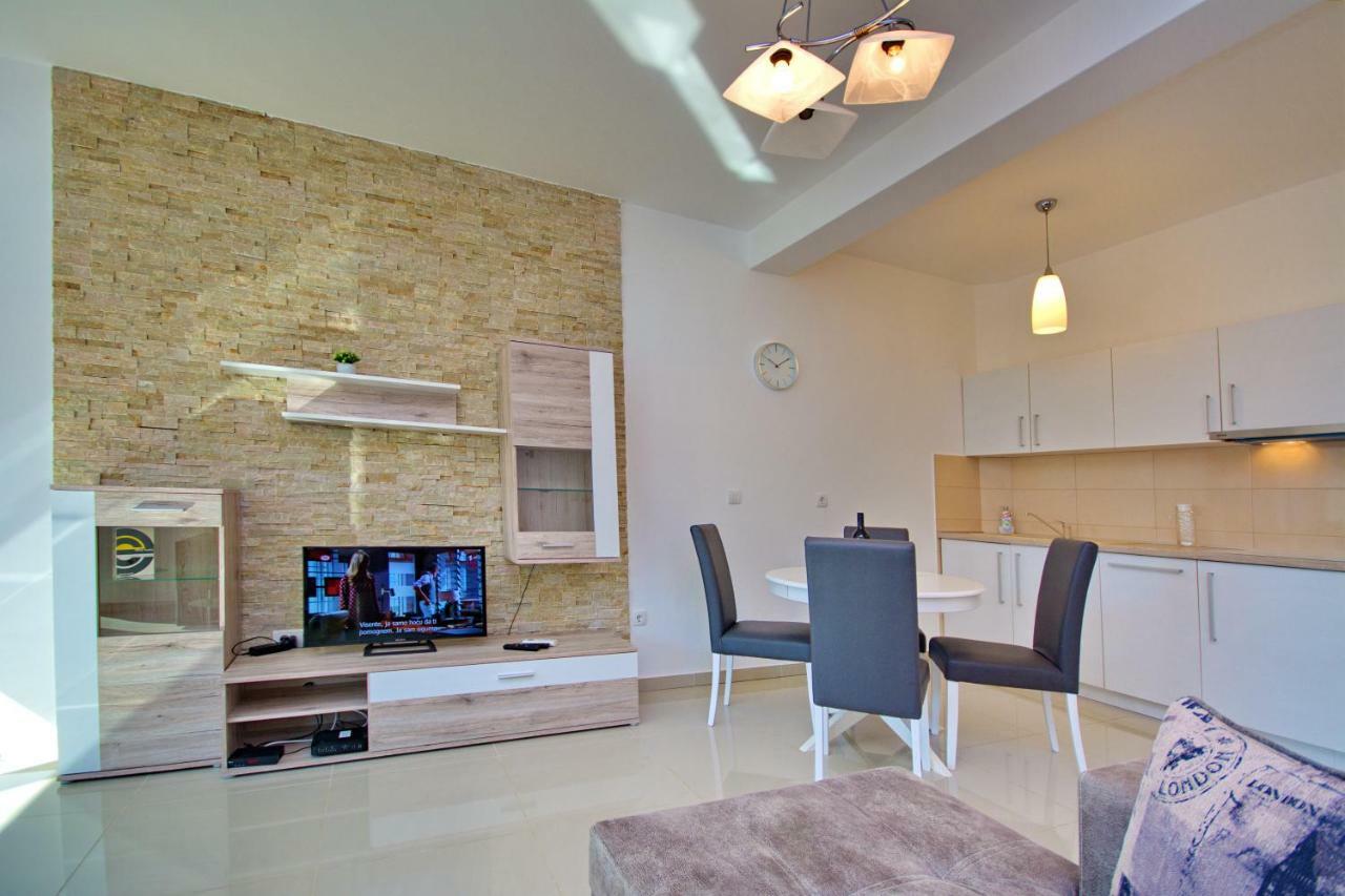 Apartment Dobrota Kotor Bagian luar foto